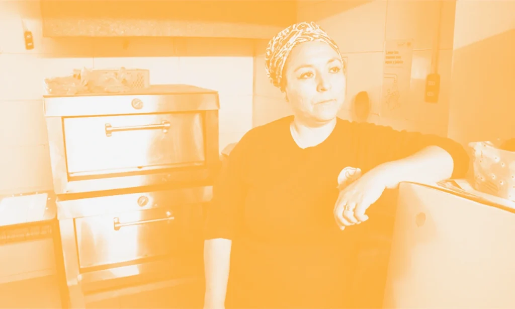 Emprendedora del sector gastronómico y manufacturero en su taller productivo en la Región de Tarapacá.